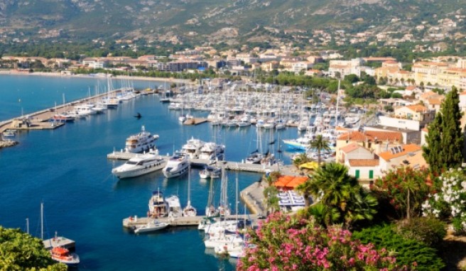 Die schönsten Winkel in Calvi auf Korsika verstecken sich in der Altstadt.##Foto: istockphoto Die schönsten Winkel in Calvi auf Korsika verstecken sich in der Altstadt.