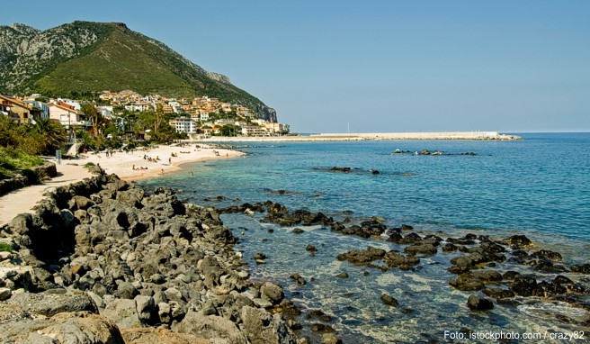 Das »Hotel Costa Dorada« auf Sardinien bietet neben netten Zimmern auch eine ganze Palette an Ausflügen an