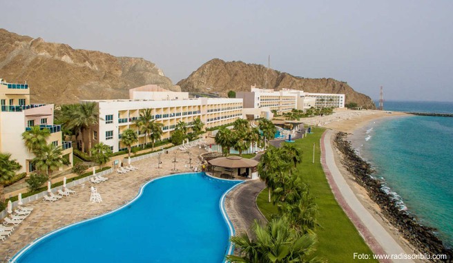 Der Strand von Fujairah liegt vor dem imposanten Hajar-Gebirge und lockt mit großzügigen Strandliegen