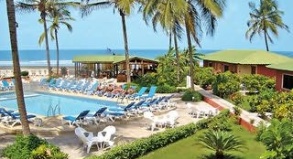 Text...##Foto: ... So auch das 3-Sterne-Haus »Sunset Beach«, welches direkt am Kotu Beach liegt