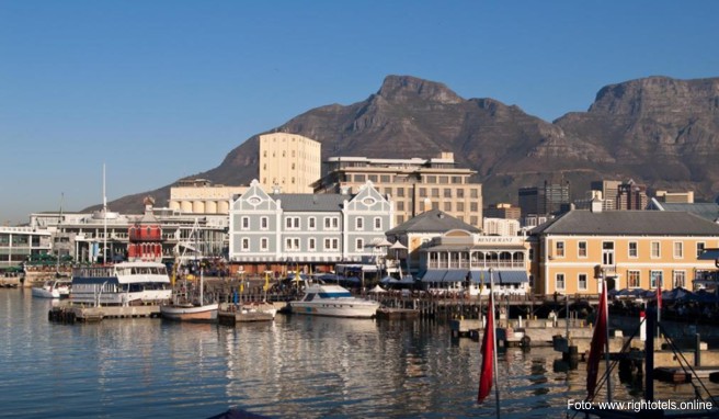 Die Kulisse ist weltweit einmalig, während man sich im schicken Camps Bay in die Fluten wirft, ziehen über den Tafelberg immer wieder Nebelschwaden