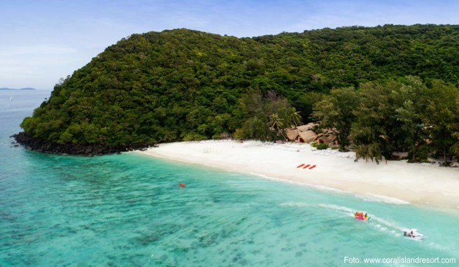 Viele kleine Buchten laden zum Schnorcheln und Verweilen ein. Das schöne »Coral Island Resort« besteht aus 64 Zimmern die im Bungalow-Stil angelegt sind und verfügt über einen Pool mit Kinderbecken