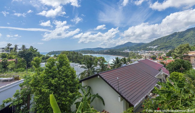 Ein im Thaistil erbautes Hotel, zwischen zwei Stränden