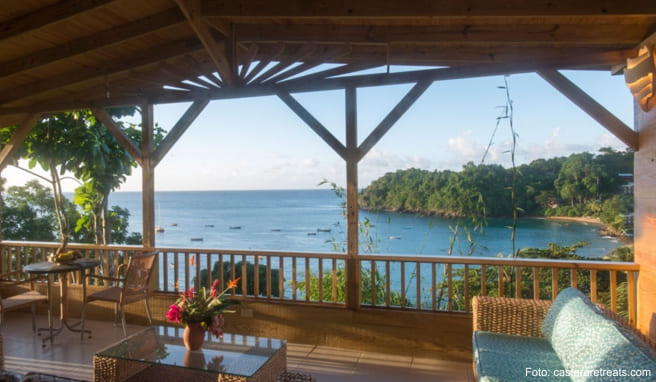 Die Eco-Lodge im Rustic luxury Style hat 16 Holzhäuschen mit einem Blick über die Bucht
