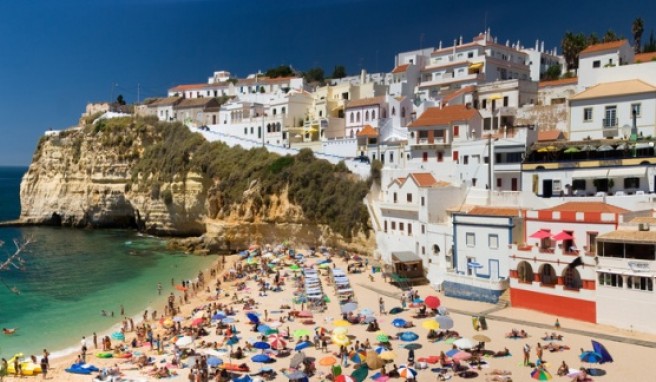 Der Stadtstrand von Lagos ist nicht nur bei den Einheimischen beliebt.##Foto: Anobis Fotoloia Der Stadtstrand von Lagos ist nicht nur bei den Einheimischen beliebt.