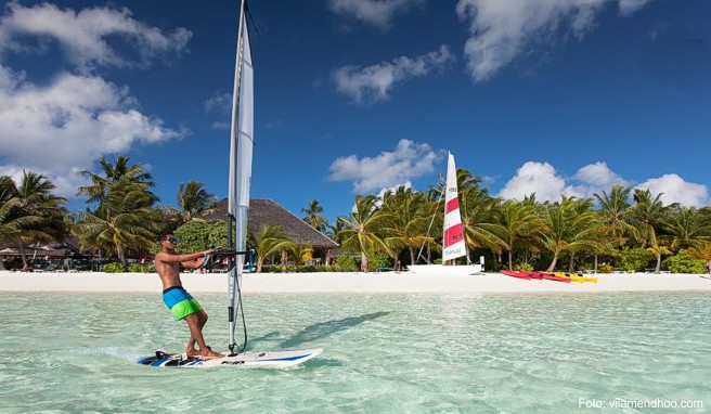 Am weißen Strand rund um die Insel Vilamendhoo stehen die Villen