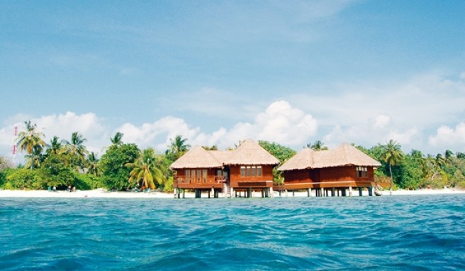 Malediven, Nord-Male-Atoll: Die Wasservillen am makellosen Strand von Bandos Island sind sehr geräumig