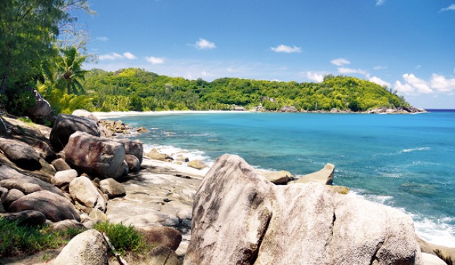 Badestopp an der Anse Takamaka auf Mahé##Foto: Seychelles Tourism Board Badestopp an der Anse Takamaka auf Mahé