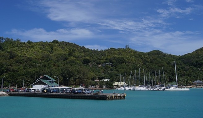 Der Fähranleger auf der Seychellen-Insel La Digue