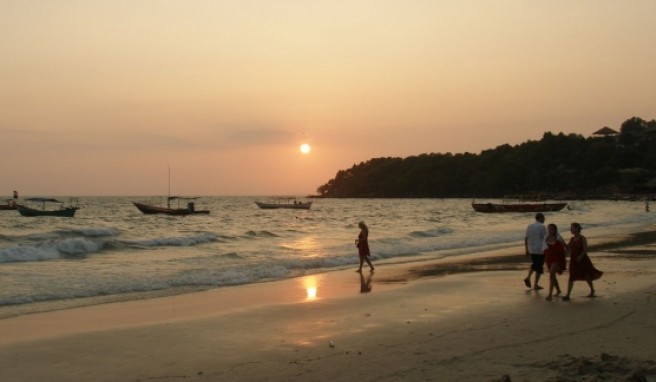 Abends taucht die untergehende Sonne den Strand in ein romantisches Licht.