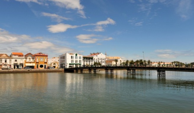 Der Rio Gilhao teilt die Kleinstadt Tavira an der Algarve.
