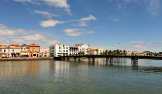 Der Rio Gilhao teilt die Kleinstadt Tavira an der Algarve.##Foto: istockphoto Der Rio Gilhao teilt die Kleinstadt Tavira an der Algarve.