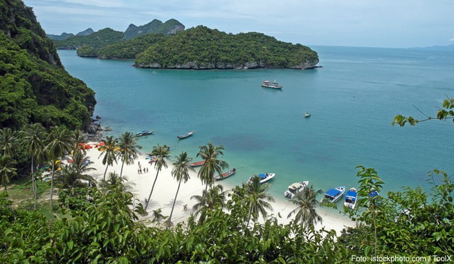 Auf vielen Inseln Thailands, wie hier auf Koh Phangan, muss man auch während der Regenzeit nicht auf die Sonne verzichten