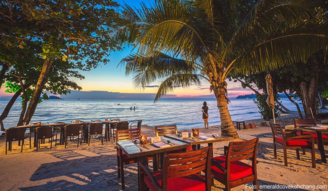 Der mondförmige Khlong Prao Beach ist der längeste Strand der Insel