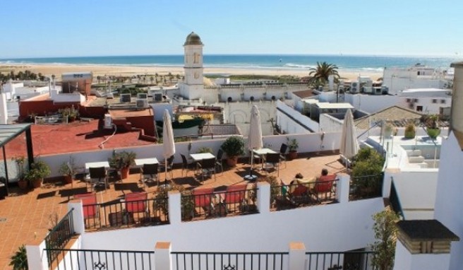 Von der Dachterrasse mit Mini-Pool blickt man über die Altstadt und auf den 250 Meter entfernten Strand##Foto: www.hotelalmadrabaconil.com Von der Dachterrasse mit Mini-Pool blickt man über die Altstadt und auf den 250 Meter entfernten Strand