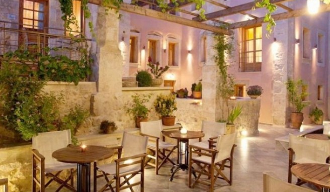 Im schönen Innenhof kann man lecker speisen##Foto: www.casa-vitae.gr Im schönen Innenhof kann man lecker speisen