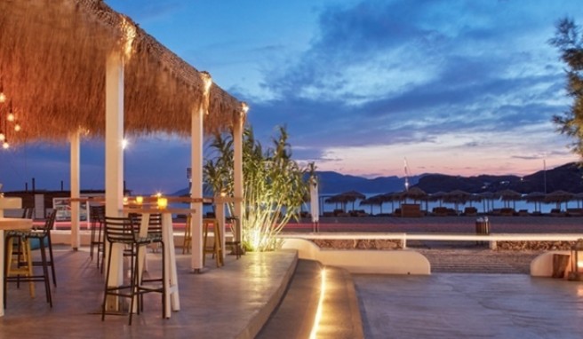 Von der Terrasse aus hat man einen schönen Blick auf die Bucht##Foto: www.dionysos-ios.gr Von der Terrasse aus hat man einen schönen Blick auf die Bucht