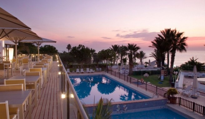 Von der schicken Frühstücks- und Restaurantterrasse blickt man auf den Poolbereich und aufs Meer##Foto: www.parador.es/de Von der schicken Frühstücks- und Restaurantterrasse blickt man auf den Poolbereich und aufs Meer