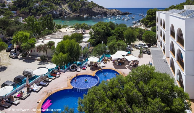 Das Aparthotel »Puerto Cala Vadella« hat einen großen Pool und ein Restaurant am Strand