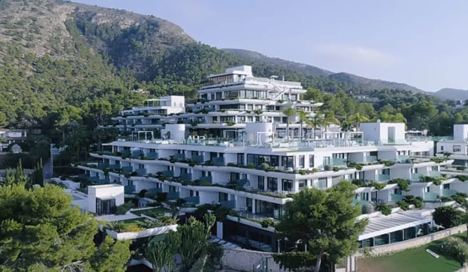 Das luxuriöse und stylische Medical Spa Resort hat 93 helle Balkon-Suiten