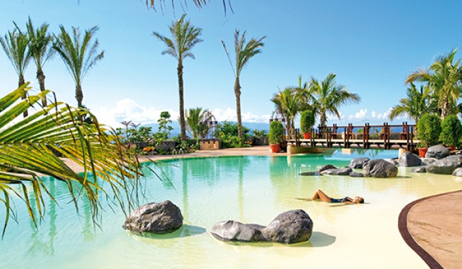 Schicker Pool des »Abama Golf & Spa« auf der Kanaren-Insel Teneriffa##Foto: Schicker Pool des »Abama Golf & Spa« auf der Kanaren-Insel Teneriffa