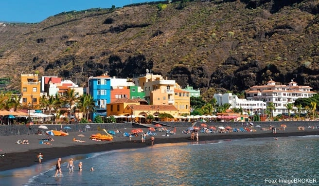 Wie aus dem Bilderbuch: Die bunten Häuser an der Promenade von Puerto de Tazacorte auf La Palma stehen im Kontrast zum tiefschwarzen Strand