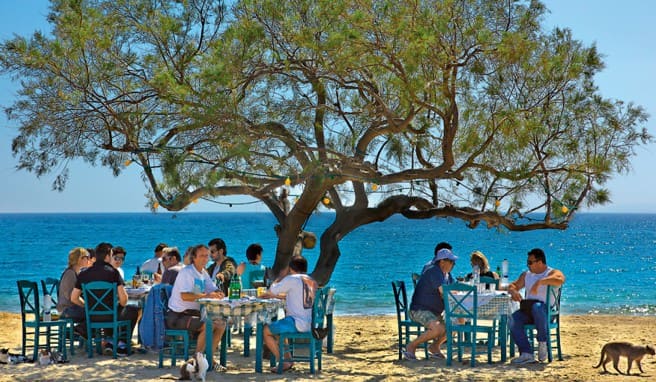 Náxos: Gäste der »Taverna Paradiso« am feinen Strand von Pláka