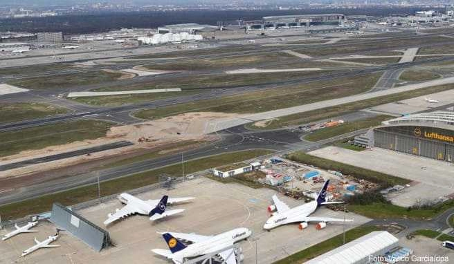 Vor einem Hangar der Lufthansa stehen Flugzeuge vom Typ Airbus A380. Die Maschinen wurden abgestellt, da sie im Moment nicht eingesetzt werden