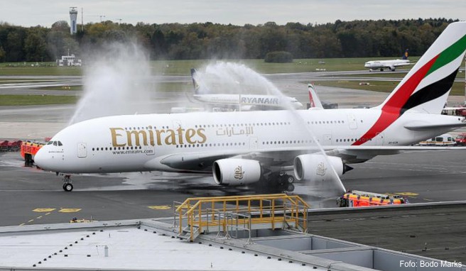 Der Airbus A380 wird mit Wasserfontänen aus zwei Feuerwehrfahrzeugen in Hamburg begrüßt