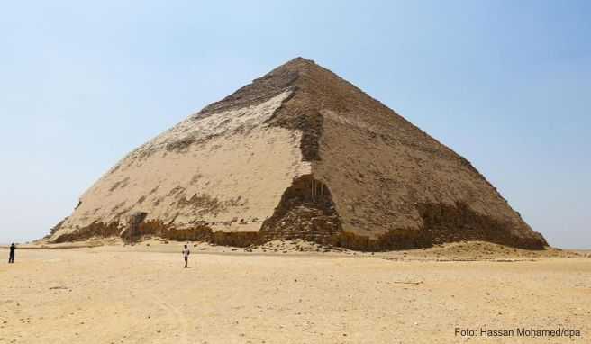 Außenansicht der restaurierten Knickpyramide, die jetzt feierlich wiedereröffnet wurde. Die Knickpyramide kam aufgrund von Bauproblemen zu ihrer eigenartigen Form