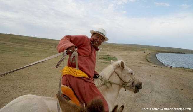 Nomaden nehmen Touristen mit in den Sattel