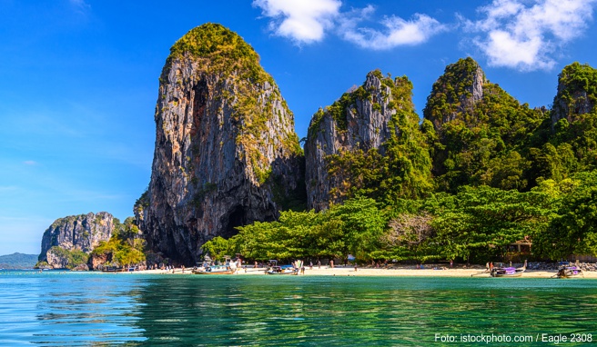 Der Ao Phra Nang auf der Halbinsel Rai Leh bei Krabi lebt von der imposanten Kulisse