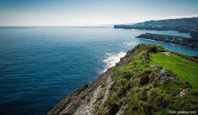 Der Bufones-Küstenweg in der Region Asturien bietet gute Ausblicke auf die royalblaue See. Er liegt zwischen dem Cobijeru-Strand und Llanes