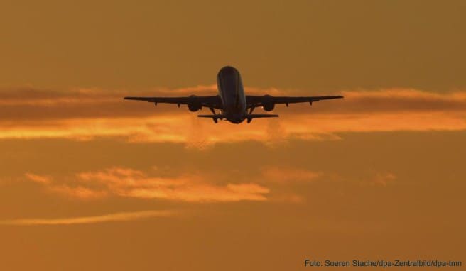 Abheben im Ferienflieger - oder lieber doch nicht? Um Kunden anzulocken, bieten viele Reiseveranstalter jetzt Aufpreis-Tarife, die kurzfristige Gratis-Storno erlauben