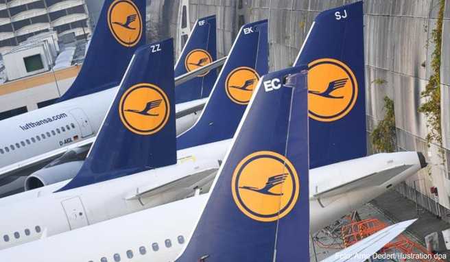 Lufthansa-Maschinen parken am Flughafen von Frankfurt am Main am Rande des Vorfeldes