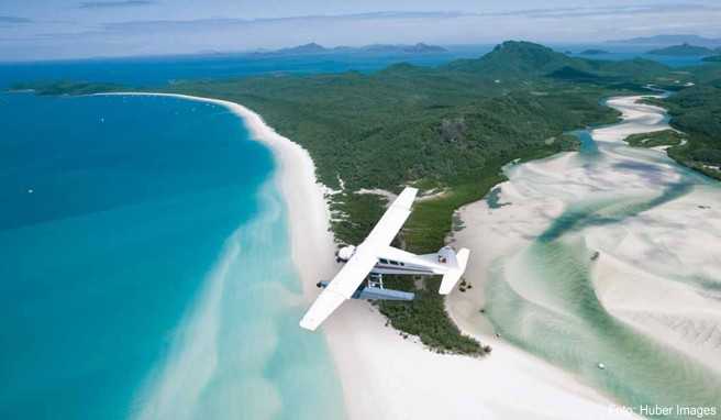 Auf den Whitsunday Islands gibt es einige der schönsten Strände der Welt. Flug über den schnee weißen White Heaven Beach