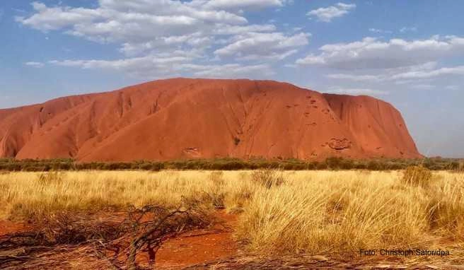 Australiens »Heiliger Berg«, der Uluru. Der Berg darf vom 26. Oktober 2019 an nicht mehr von Touristen bestiegen werden Australiens »Heiliger Berg«, der Uluru. Der Berg darf vom 26. Oktober 2019 an nicht mehr von Touristen bestiegen werden