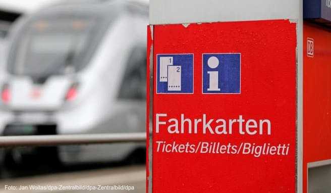 Die Deutsche Bahn senkt für junge Menschen ihre Ticketpreise. Für Fahrgäste im Alter bis 26 Jahren kosten ICE-Fahrten in der zweiten Klasse künftig ab 12,90 Euro