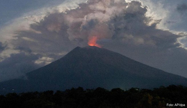 Der indonesische Vulkan Agung spuckt Rauch, Asche und Lava