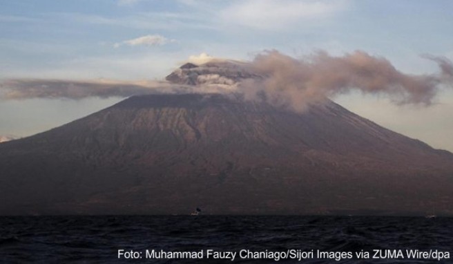 Vulkan auf Bali  Ersatzflughäfen und Busse für Urlauber