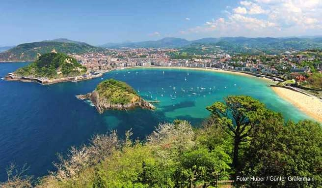 Blick über die Muschelbucht hinweg auf San Sebastián im Baskenland
