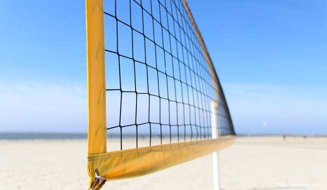 Austoben am Netz: Wenn die Kinder am Pool sind, können sich die Eltern beim Volleyball vergnügen oder auf die faule Haut legen.