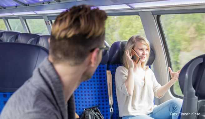 Lautes Telefonieren im Zug nervt die Mitreisenden - und kann außerdem ziemlich indiskret für den Gesprächspartner sein