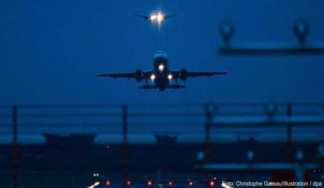 Ein Airbus A319-132 startet vom dem Flughafen in Hamburg. Im Hintergrund ist ein Flugzeug im Landeanflug