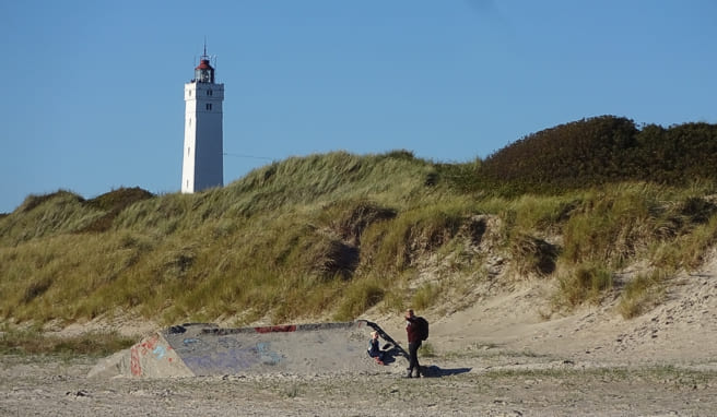 Der 39 Meter hohe Leuchtturm Blavandshuk Fyr ist ein beliebtes Ausflugziel am Strand von Blavand