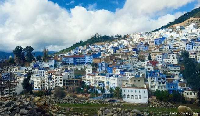 Chefchaouen schmiegt sich in 600 Metern Höhe an die Füße zweier Berge.