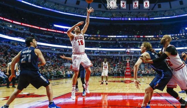 Eine Chicagoreise kann mit einem Besuch der Chicago Bulls kombiniert werden. Eventuell sind dann die Dallas Mavericks mit Star Dirk Nowitzki (2.v.r.) zu Gast