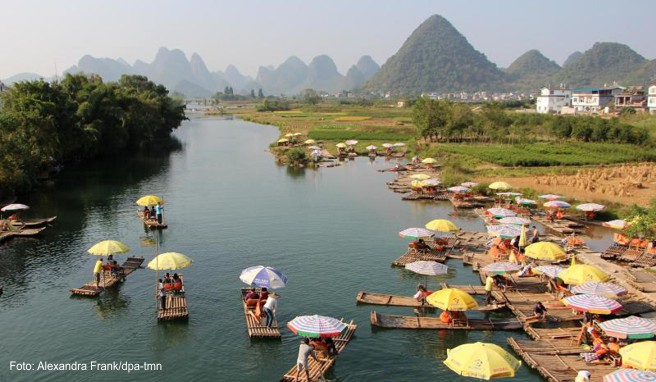 Flusslandschaft in China. Im einwohnerreichsten Land der Erde sehen sich manche Minderheiten unterdrückt - trotzdem kommen viele Touristen