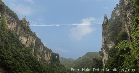 China: Fast 300 Meter hohe Glasbrücke soll im Juli öffnen