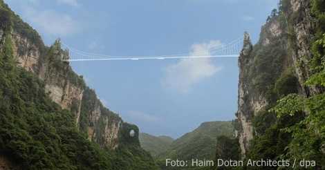 China  Fast 300 Meter hohe Glasbrücke öffnet im Juli